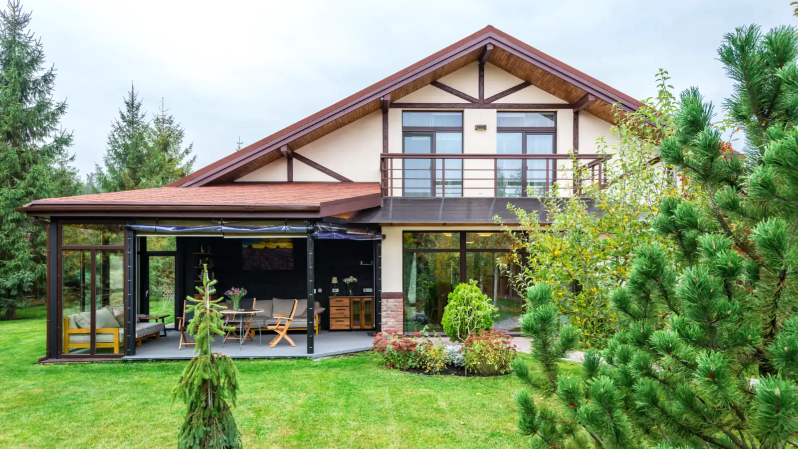 Jardín de un chalet con el césped recién cortado, pinos y arbustos
